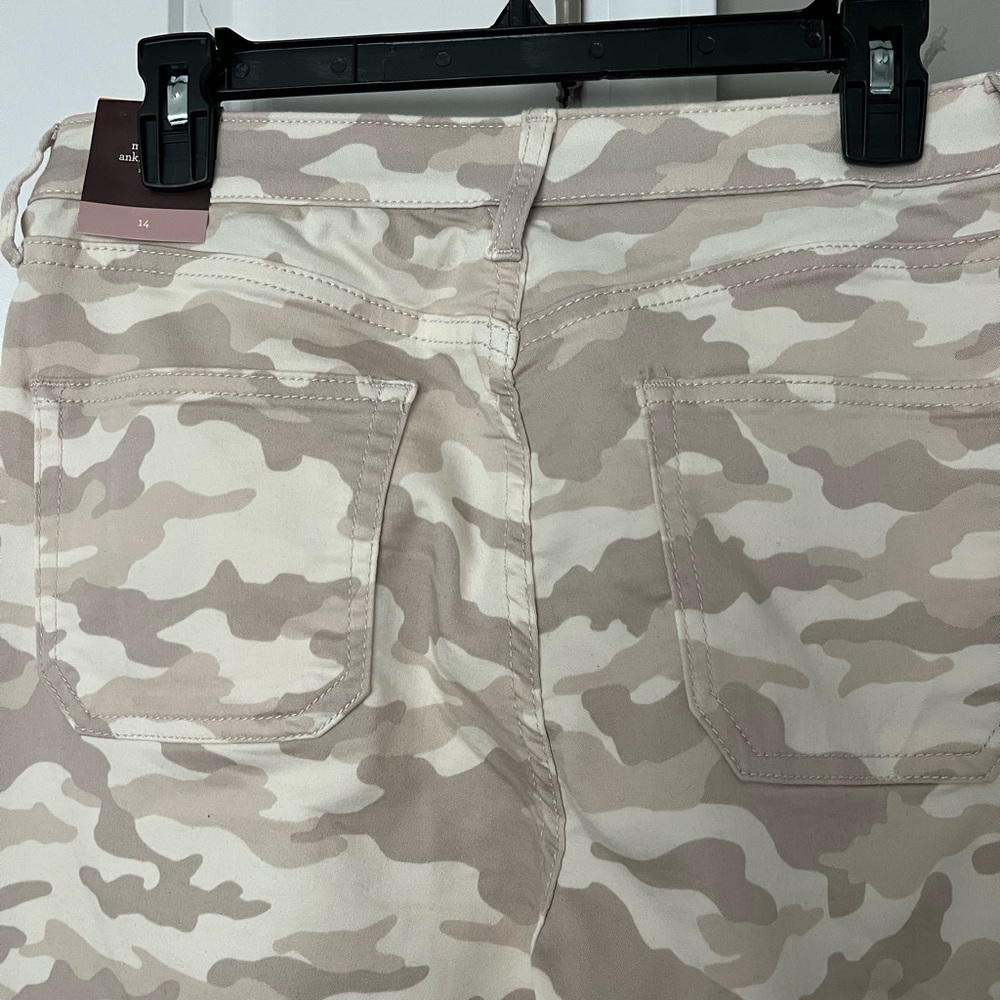 White/beige camo pants